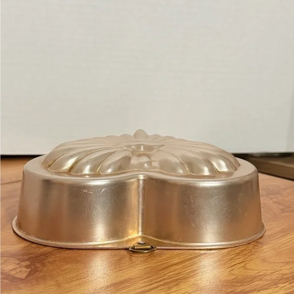 Heart-Shaped Baking Mold Cake Tin Vintage - Picture 3 of 6